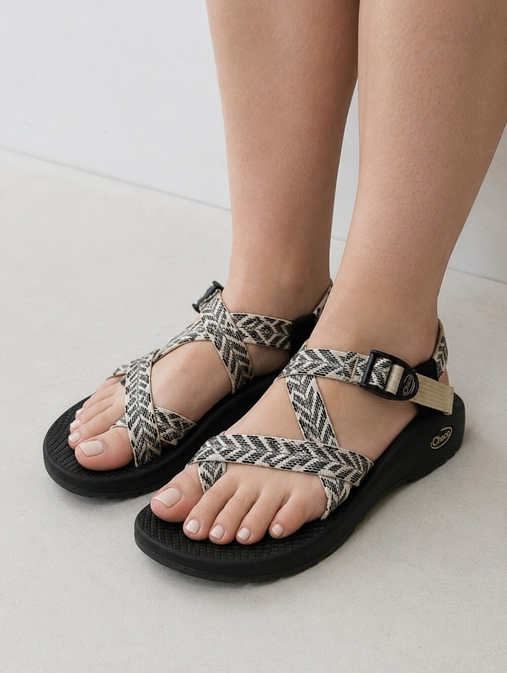 Chaco Z/2 Black & Cream Strappy Comfort Classic Sandals Size 7